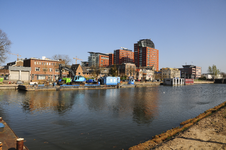 900231 Gezicht op het Merwedekanaal en de Muntkade te Utrecht, met op de achtergrond de kantoorgebouwen aan de Graadt ...